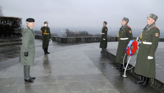 Bartels tábornok, a NATO Katonai Bizottság elnöke koszorút helyez el az ismeretlen katona sírjánál Kijevben. (Forrás: nato.int)