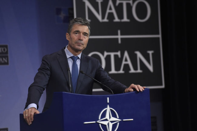 Anders Fogh Rasmussen NATO-főtitkár a repülőgép-szerencsétlenség alkalmából adott sajtótájékoztatóján. (Forrás: nato.int)