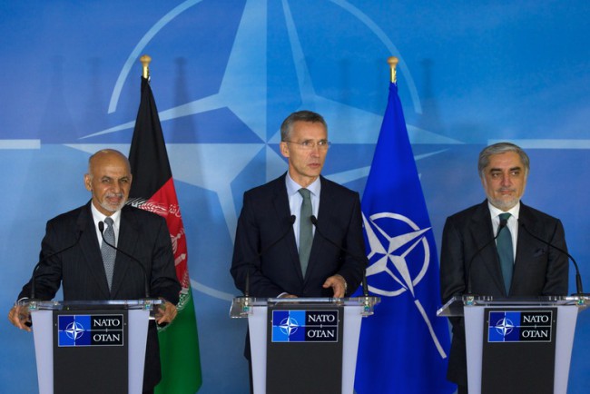 Afganisztán elnöke, Ashraf Ghani, Jens Stoltenberg, a NATO főtitkára és Abdullah Abdullah afgán főminiszter (balról jobbra) (Forrás: www.nato.int)