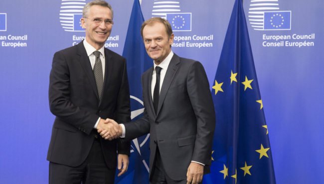 Jens Stoltenberg NATO-főtitkár és Donald Tusk, az Európai Tanács elnöke. (Forrás: nato.int)